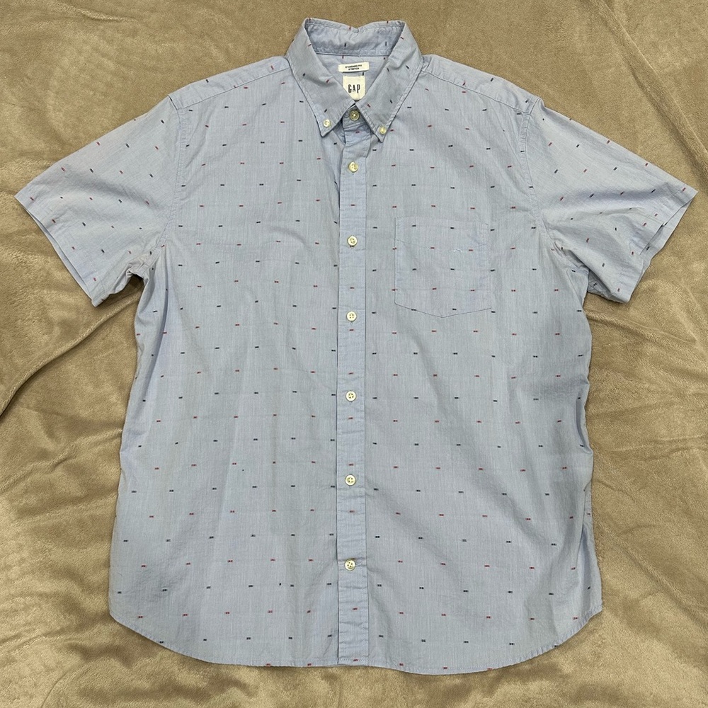 Gap Men’s Size Large Collared Button Down Short Sleeve 95% cotton 5% spandex
